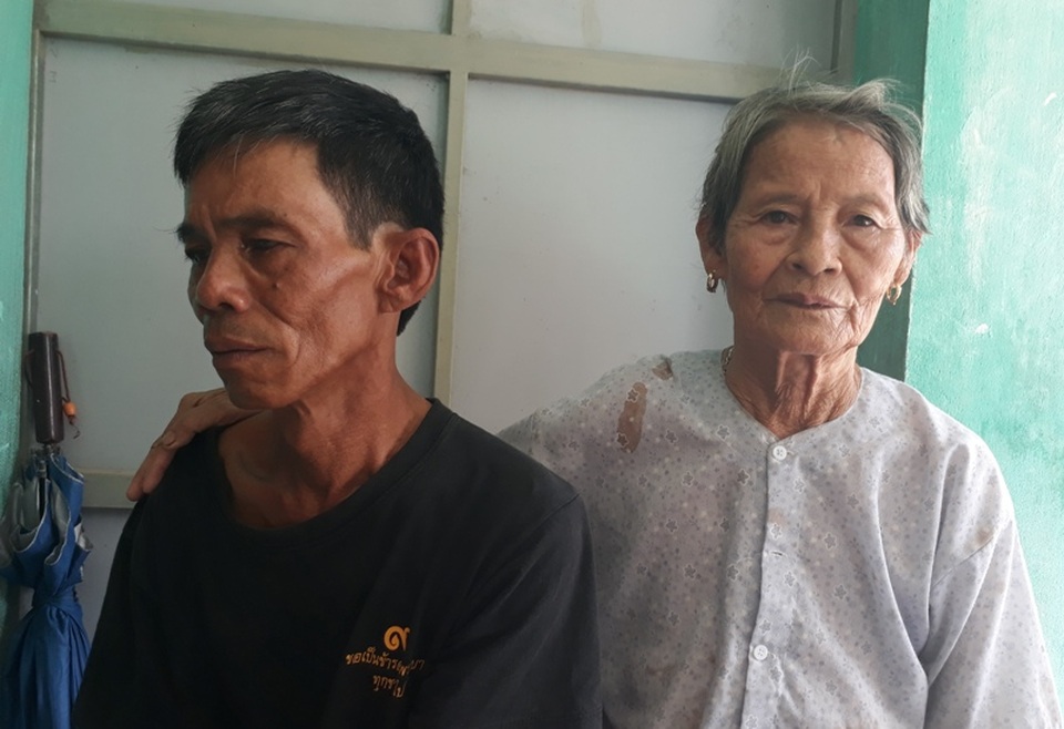 "Liệt sĩ" lưu lạc gần 40 năm tìm được gia đình nhờ... Facebook - 1 Ông Kế bên người mẹ già của mình