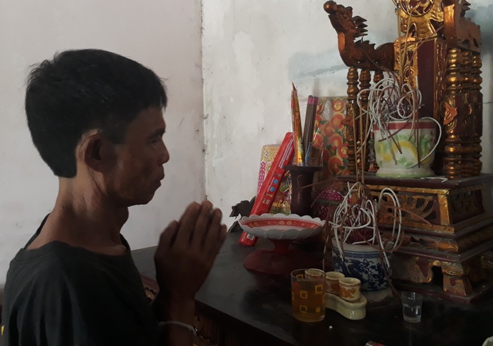 "Liệt sĩ" lưu lạc gần 40 năm tìm được gia đình nhờ... Facebook - 2 Ông Kế thắp hương lên bàn thờ tổ tiên