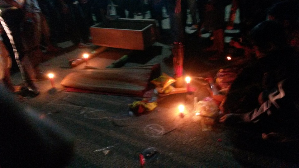 Bé gái 3 tuổi ngồi sau xe ông nội tử vong dưới bánh xe buýt - 1 
Người thân đau đớn trước sự ra đi của bé gái