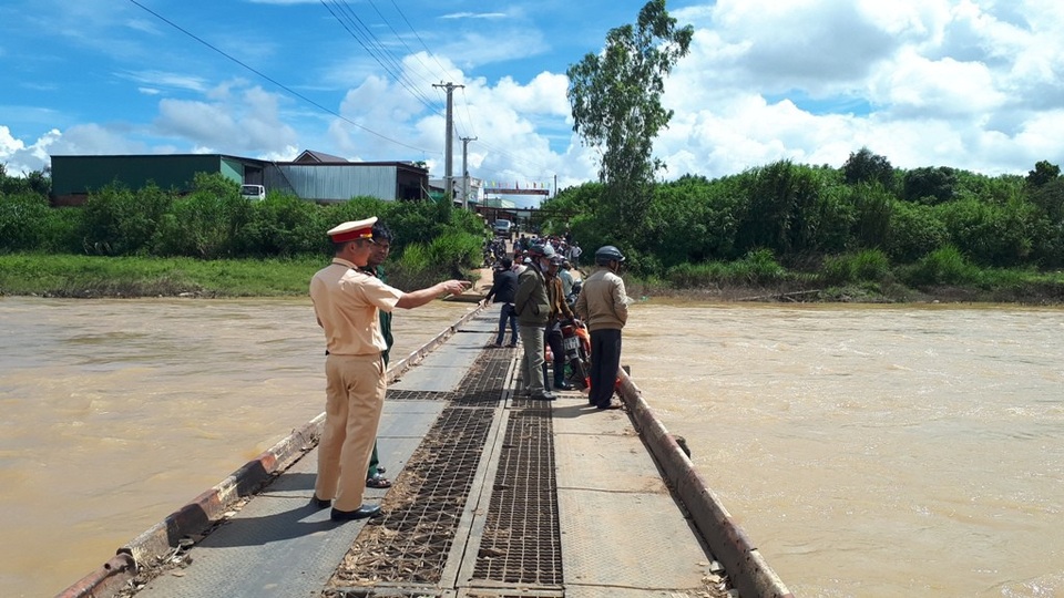 Thêm vụ xe rơi xuống sông tại cầu ông Thiều, tài xế nguy kịch - 1 Cầu ông Thiều nơi xảy ra vụ tai nạn