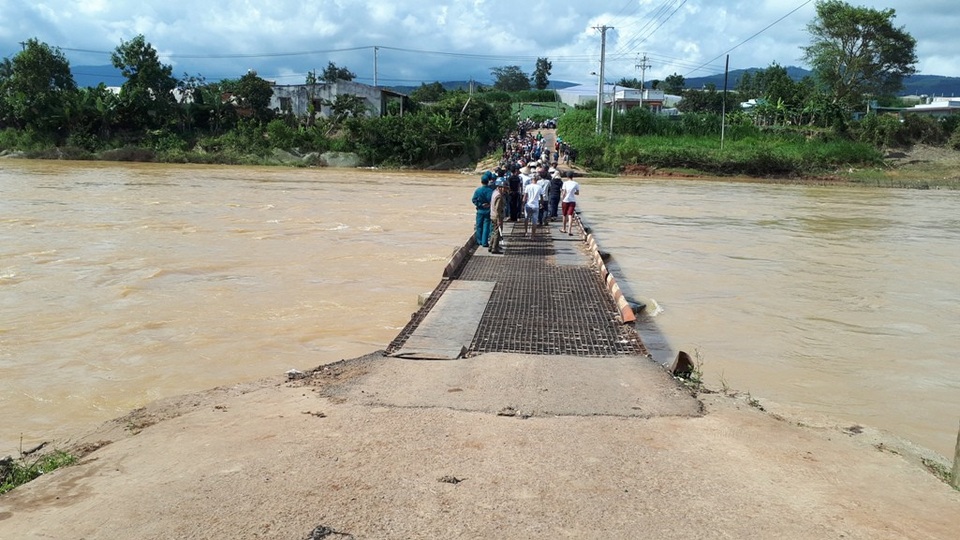 Thêm vụ xe rơi xuống sông tại cầu ông Thiều, tài xế nguy kịch - 2 Cầu ông Thiều đã xuống cấp nghiêm trọng, mặt cầu han rỉ, thanh chắn hai bên thành cầu hiện không còn, các cọc bê tông ở hai đầu cầu cũng bị đổ gãy gần hết... Đã có nhiều vụ tai nạn thương tâm khi người dân đi qua cầu.