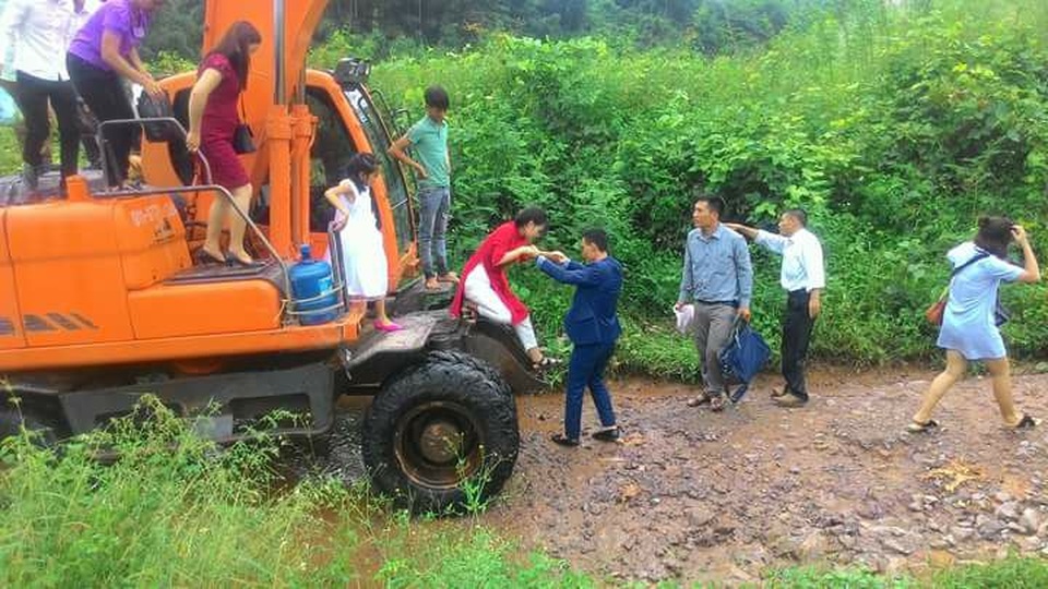 Đám cưới mùa mưa bão: Chú rể gây sốt rước dâu bằng xe trâu, máy xúc - 6 Do trời mưa lũ nên đám gia đình nhà trai phải sử dụng máy xúc để đón dâu