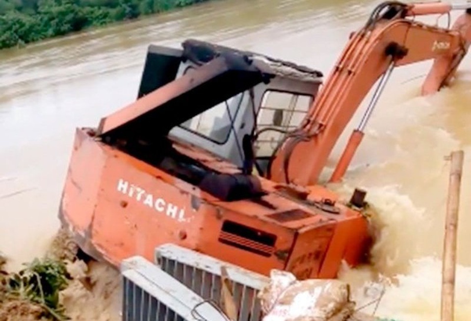 "Ném" cả chiếc máy xúc xuống chặn dòng lũ cứu đê - 3 Chiếc máy xúc được đẩy xuống điểm đê bị khoan thủng