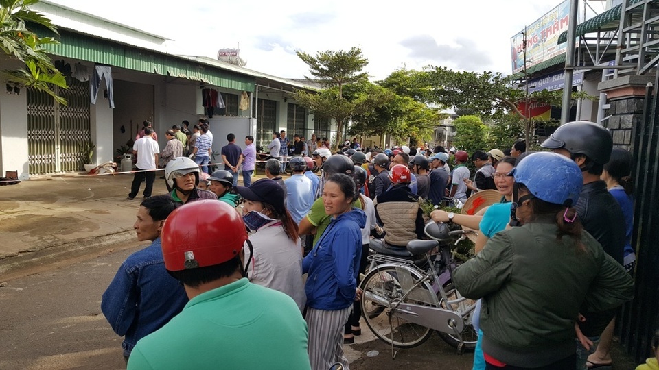 Rất đông người dân bàng hoàng theo dõi vụ việc