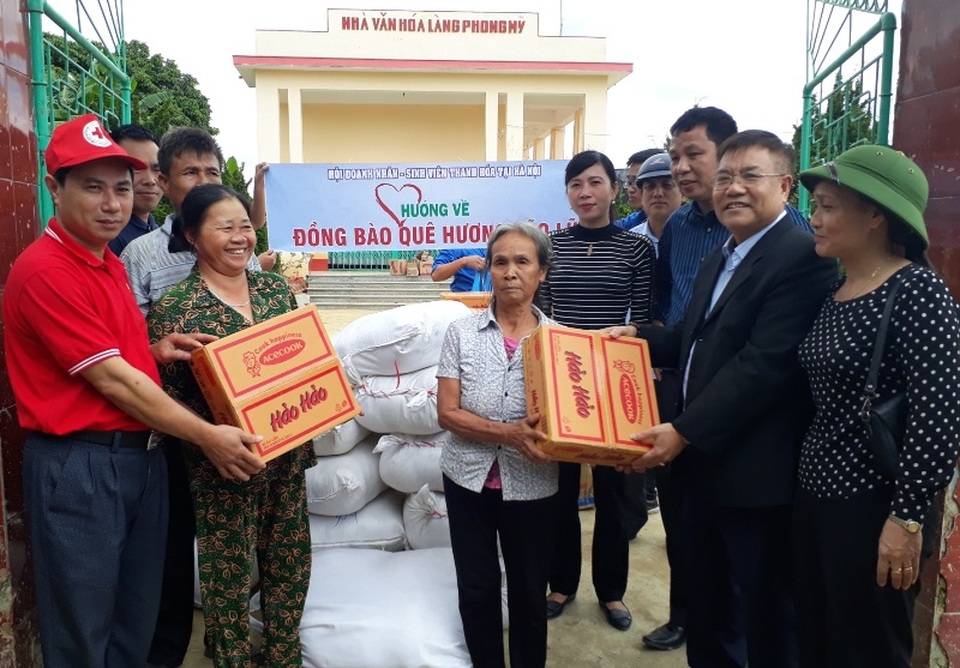 Hội doanh nhân Thanh Hóa trao 1.200 suất quà giúp đỡ nhân dân vùng lũ - 2 Hội Doanh nhân Thanh Hóa tại Hà Nội phối hợp cùng Hội Chữ thập đỏ tỉnh Thanh Hóa trao quà đến bà con vùng lũ