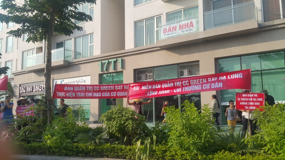 Cư dân chung cư Green Bay Towers căng băng rôn đòi miễn nhiệm Ban quản trị - 4 Băng rôn căng la liệt, cư dân đòi bãi miễn BQT chung cư