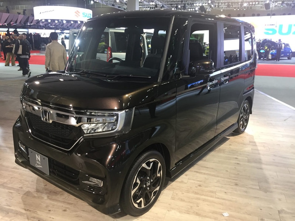 
Sang Nhật Bản, có thể thấy rất nhiều những chiếc xe vuông như thế này chạy trên đường phố
