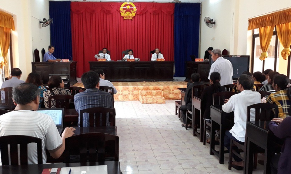 Vụ vé số trúng độc đắc thành giả: Kẻ thống nhất bản án, người đề nghị tuyên hủy... - 1
Theo HĐXX nhận xét, do vụ án có tính chất phức tạp nên sau khi kết thúc phiên tòa, HĐXX quyết định nghị án kéo dài đến 7/11 mới tuyên án