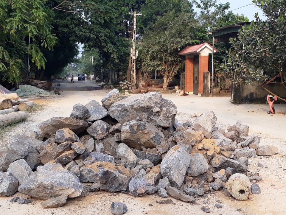 Người dân đổ đá ra đường phản đối xe tải qua