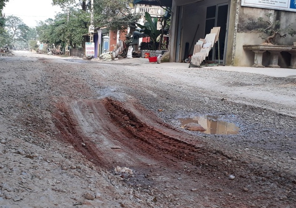 Sau đợt mưa lũ vừa qua, đường càng hư hỏng thêm khiến người dân bức xúc