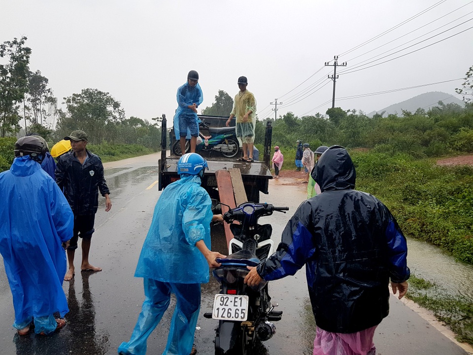 Hội An di dời dân, hàng loạt tuyến đường bị ngập sâu, nhiều địa phương bị cô lập - 8 Dịch vụ trả tiền để vận chuyển xe máy qua đoạn đường bị ngập