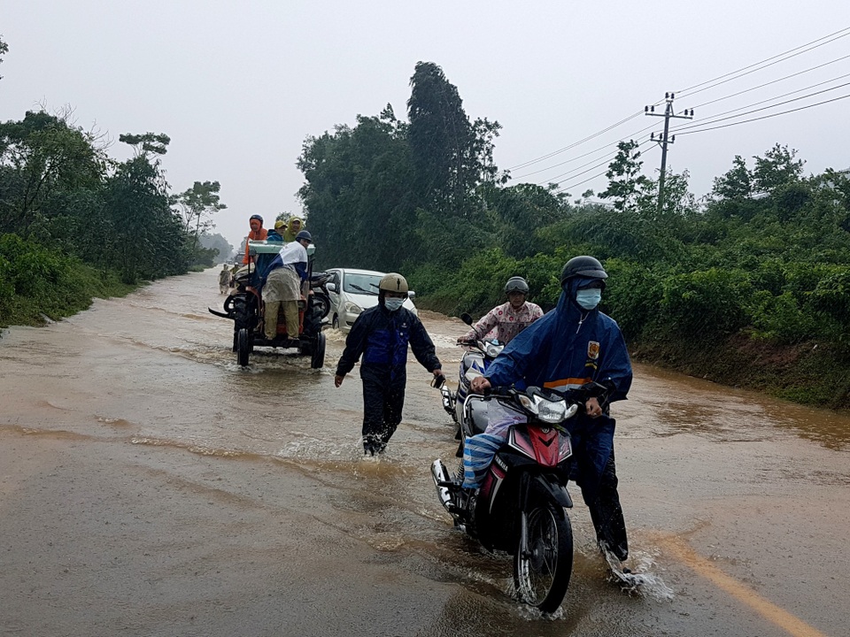 Hội An di dời dân, hàng loạt tuyến đường bị ngập sâu, nhiều địa phương bị cô lập - 7 Trên quốc lộ 40B đã bị ngập nước khoảng 200m, người dân phải dắt xe đi bộ