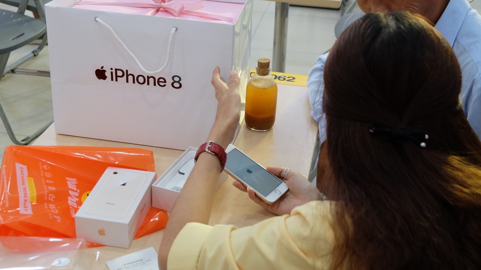 Mở bán iPhone 8 chính hãng: “Tưởng ế” hóa ra lại bán tốt - 5
Ban đầu tôi nghĩ rằng iPhone 8, 8 Plus chính hãng sẽ khó bán trong đợt này bởi sức ép rất lớn từ nguồn hàng xách tay lẫn iPhone X nhưng không ngờ, sức hút sản phẩm này thật sự lớn. Chỉ 8 ngày mở đặt cọc đã có đến 7.000 đơn, đã cọc 5.000 đơn. Một con số đầy khả quan, tín hiệu vui cho mùa mua sắm cuối năm nay.”. Ông Đoàn Văn Hiểu Em nói thêm.