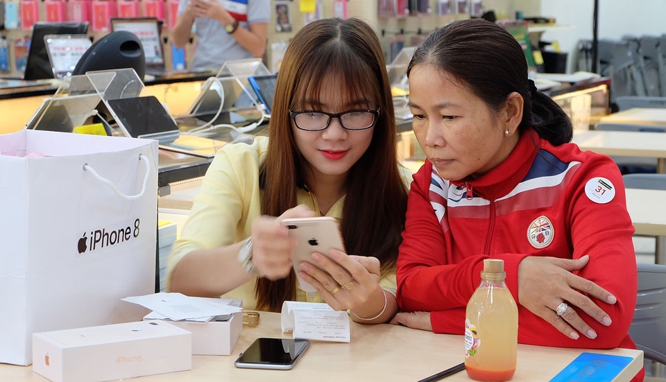 Mở bán iPhone 8 chính hãng: “Tưởng ế” hóa ra lại bán tốt - 4
Trao đổi nhanh với Dân trí, ông Đoàn Văn Hiểu Em, Giám đốc ngành hàng Viễn thông Di Động của Thế giới Di động vui mừng cho biết, thật sự ông không nghĩ sức mua iPhone 8 và 8 Plus chính hãng ngày đầu tốt đến như vậy, dù không thể so với những mẫu iPhone trước đó nhưng xét trong bối cảnh này, đây là một tín hiệu đầy khả quan.