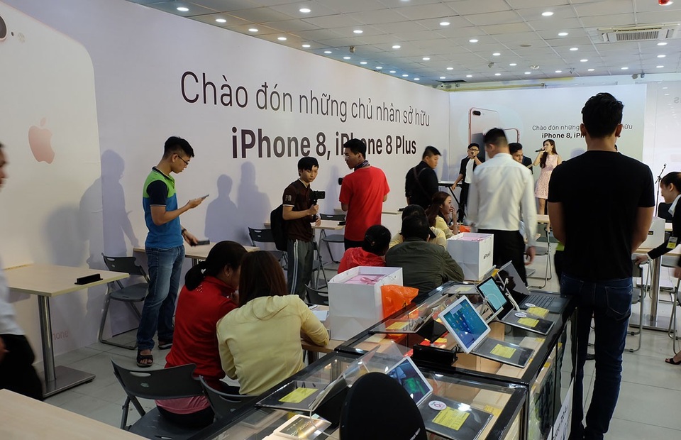 Mở bán iPhone 8 chính hãng: “Tưởng ế” hóa ra lại bán tốt - 3 Cũng tại điểm bán Nguyễn Thái Học, quận 1, TPHCM của Thế giới Di động, ghi nhận tình hình mua bán iPhone 8 và 8 Plus cũng đông đảo không kém.