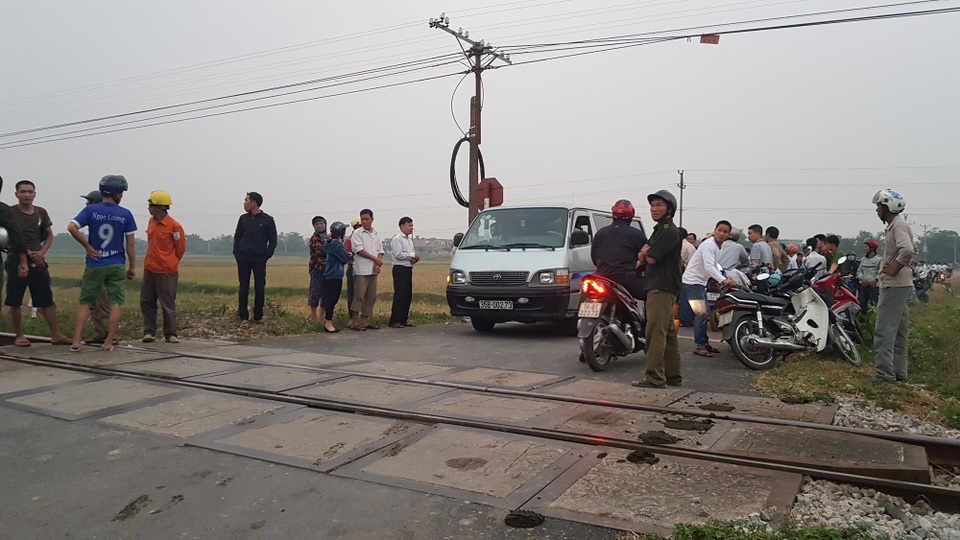Vượt đường sắt bất cẩn, 3 người tử vong - 2
Vụ tai nạn thương tâm khiến nhiều người dân bàng hoàng.