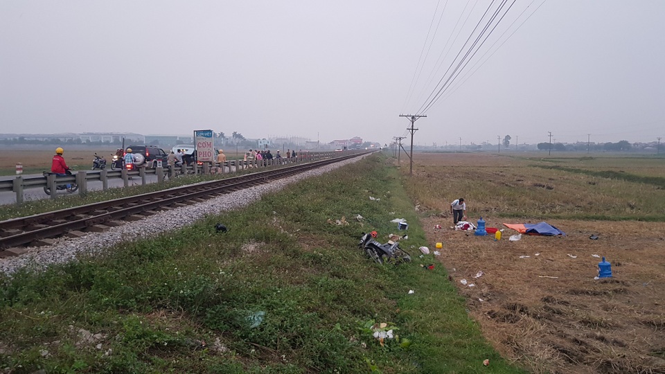 Vượt đường sắt bất cẩn, 3 người tử vong - 1 Hiện trường nơi xảy ra vụ tai nạn thương tâm.