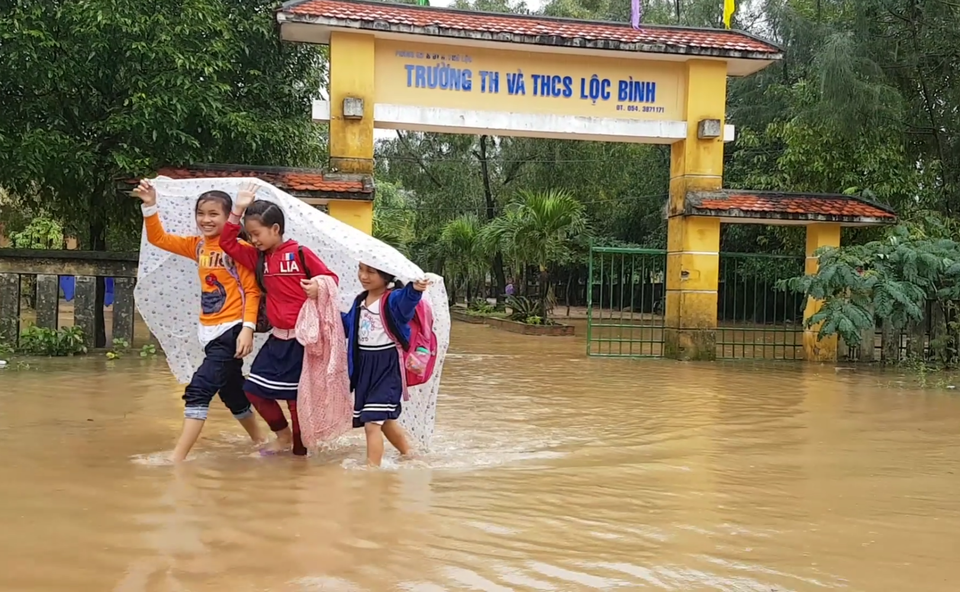 Thừa Thiên Huế lại mênh mông nước khi vừa qua trận lụt lớn - 6 Học sinh trường Tiểu học và THCS Lộc Bình, xã Lộc Bình, huyện Phú Lộc lội lụt về nhà