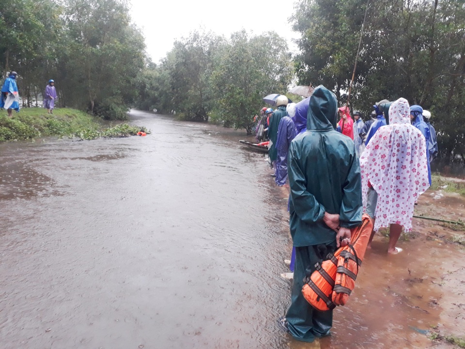 Các lực lượng vẫn đang tìm kiếm nạn nhân Nguyễn Thị Thu Trang bị mất tích do lũ cuốn