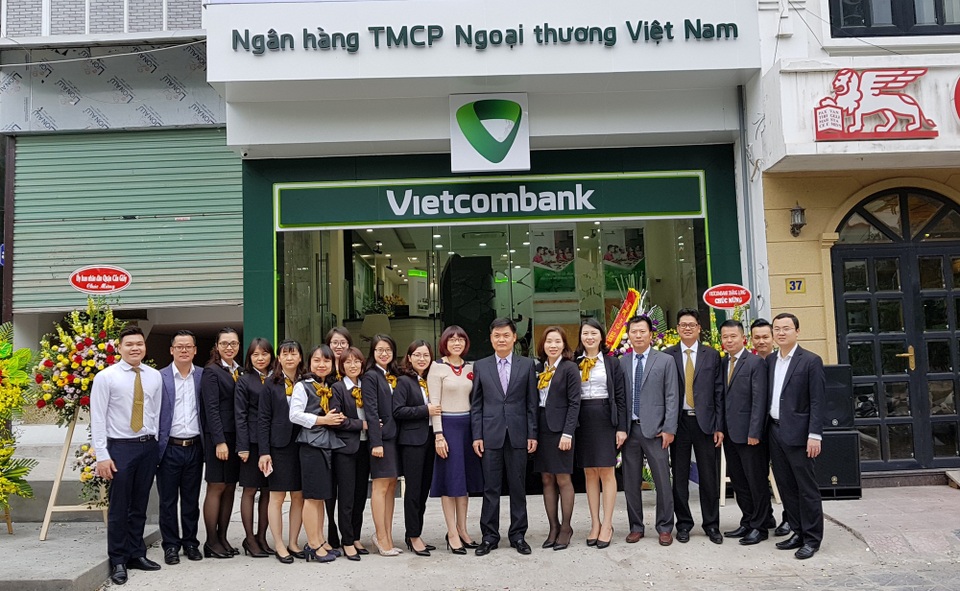 Vietcombank Thăng Long khai trương phòng giao dịch Nguyễn Văn Huyên - 1
Ban Giám đốc Vietcombank Thăng Long cùng lãnh đạo, CBNV Phòng giao dịch Nguyễn Văn Huyên trong ngày khai trương