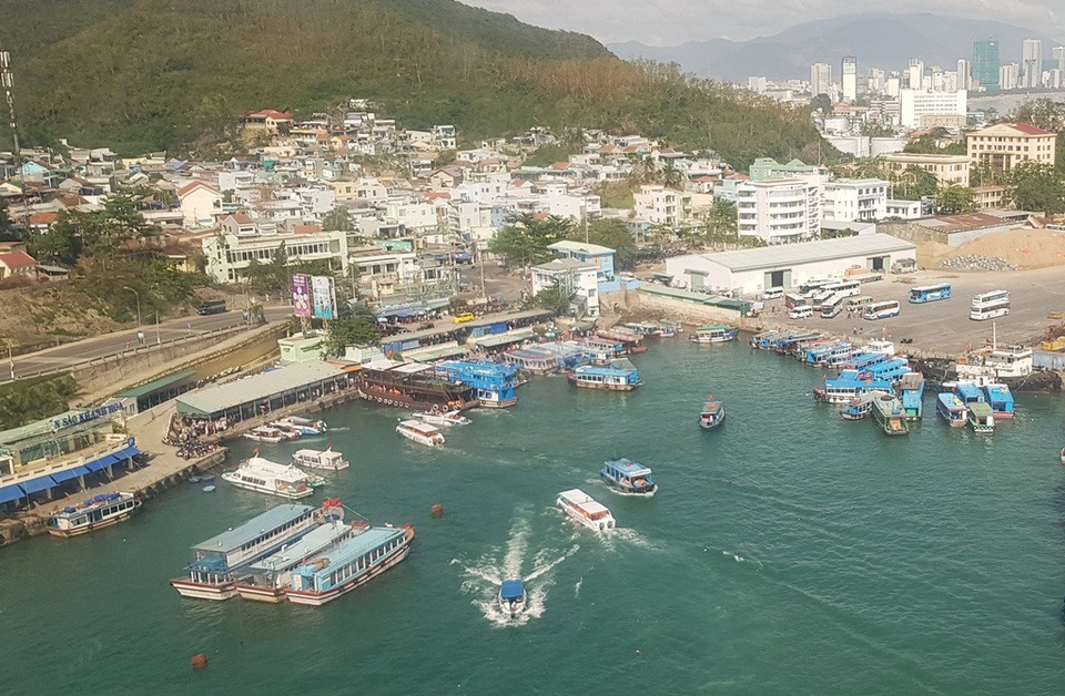Dự báo khách đến Nha Trang dịp Tết dương lịch tăng nhẹ - 2 Du khách đến bến tàu du lịch Cầu Đá để tham quan các đảo trên Vịnh Nha Trang
