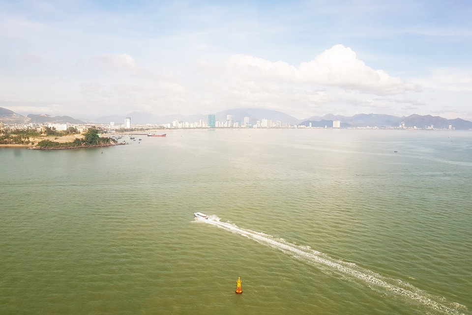 Vịnh Nha Trang rộng mênh mông nhìn từ trên cao - 4 Vịnh Nha Trang hiện lên xanh mướt trong một ngày có nắng nhẹ