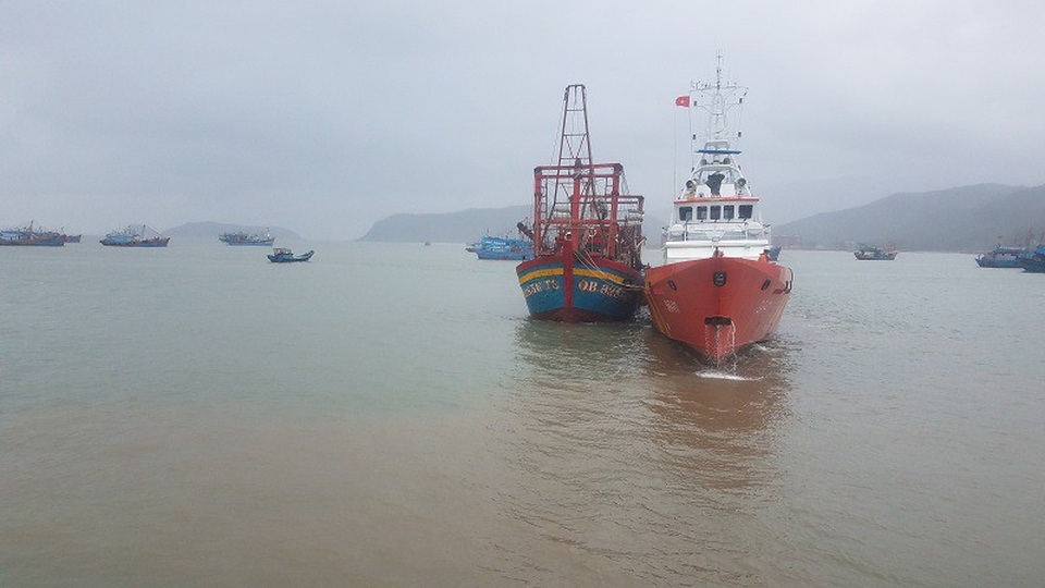 Cứu thành công tàu cá cùng 9 ngư dân gặp nạn trên biển - 2 Tàu cá gặp nạn đã được đưa về cảng Hòn La an toàn