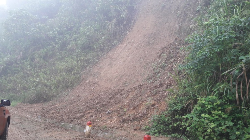 Sạt lở nghiêm trọng, "nuốt" cả một làn đường trên quốc lộ 16 - 11
Ngoài ta luy âm bị sạt lở nghiêm trọng, cung đường này còn bị sạt lở ta luy dương rất nhiều điểm khiến người tham giao giao thông gặp nhiều nguy hiểm.