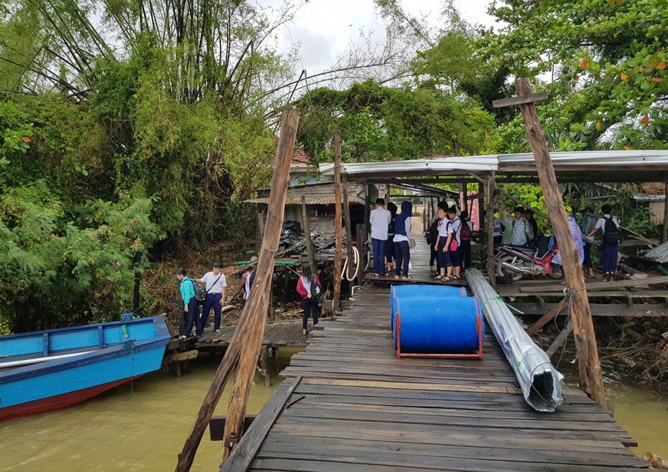 Không có cầu, học sinh phải đi thuyền đến trường trong mưa gió - 1 Học sinh trường THCS Cao Thắng (xã Vĩnh Ngọc, TP Nha Trang) chờ thuyền qua sông Cái về nhà, trưa 24/11