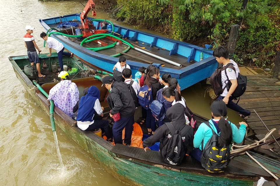 Không có cầu, học sinh phải đi thuyền đến trường trong mưa gió - 3 Nhiều ngày qua, các em học sinh qua sông đi học trong mưa gió, thời tiết không thuận lợi