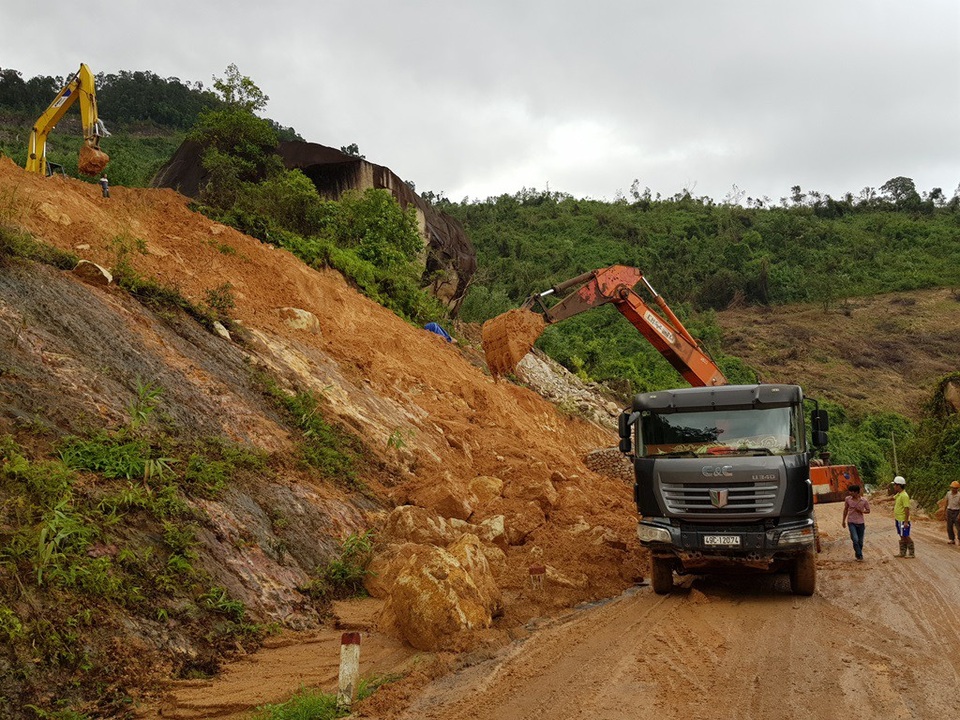 Bị 7.000 m3 đất đá chắn đường, tuyến đèo nối Nha Trang - Đà Lạt tê liệt - 1 Lực lượng thi công đang khắc phục sạt lở trên đèo Khánh Lê thuộc quốc lộ 27C - đường nối Nha Trang - Đà Lạt, vào những ngày gần đây