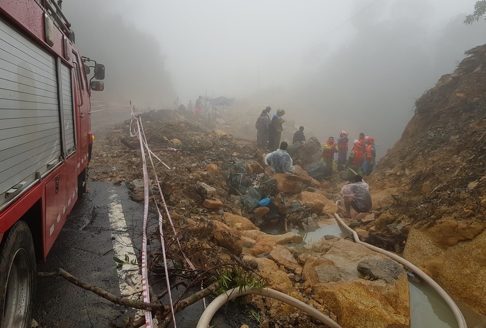 Hiện trường tìm kiếm nam thanh niên rơi xuống vực dày đặc sương mù - 1 Cảnh sát PCCC Công an tỉnh Khánh Hòa nỗ lực tìm kiếm nam thanh niên bị hất xuống vực trên đường Nha Trang - Đà Lạt