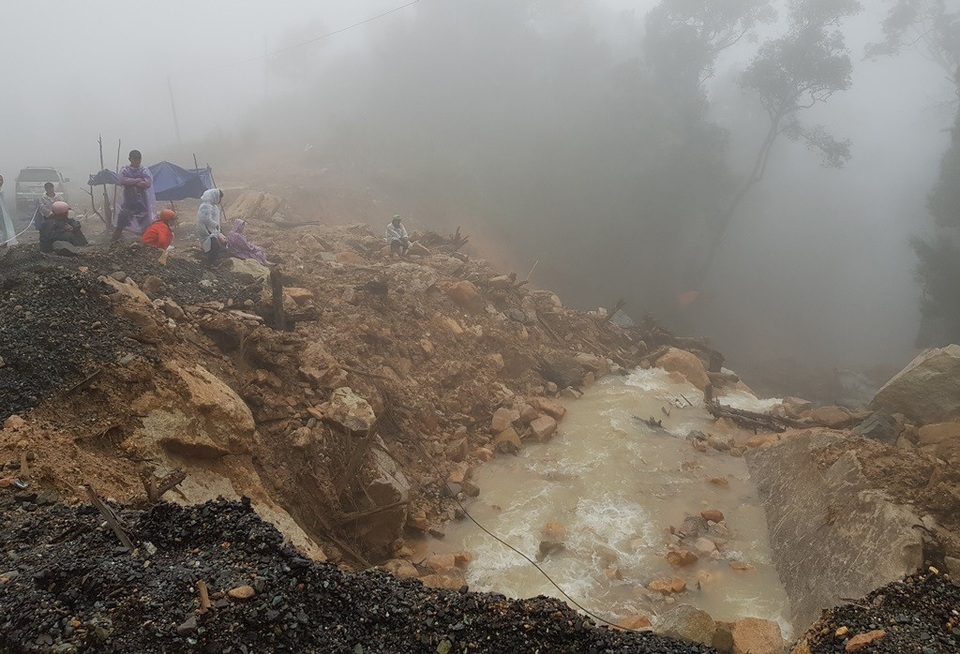 Hiện trường tìm kiếm nam thanh niên rơi xuống vực dày đặc sương mù - 3 Hiện trường tìm kiếm nam thanh niên có mưa to và sương mù dày đặc