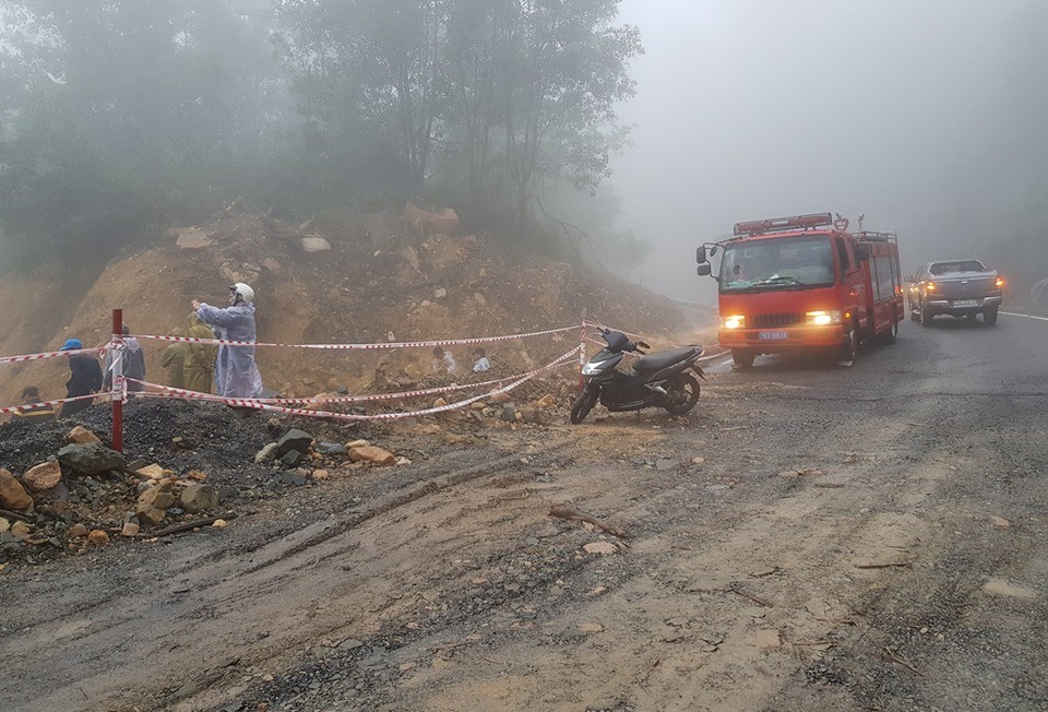 Hiện trường tìm kiếm nam thanh niên rơi xuống vực dày đặc sương mù - 2 Không ít người dân dừng lại khu vực hiện trường tìm kiếm nam thanh niên