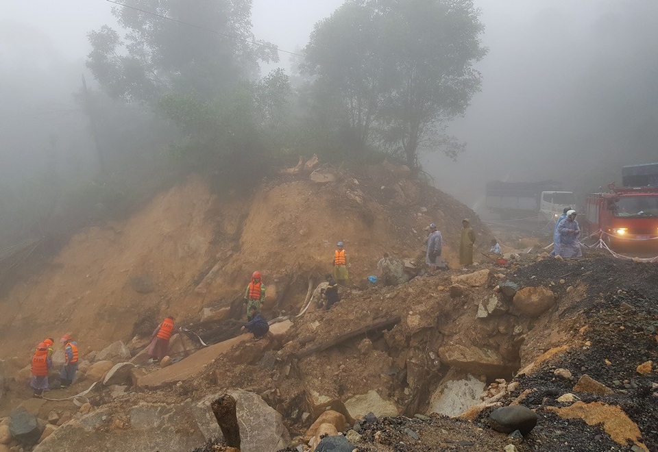 Hiện trường tìm kiếm nam thanh niên rơi xuống vực dày đặc sương mù - 7 Cảnh sát cho biết sáng nay đã mở rộng vùng tìm kiếm xuống vùng xa hơn nhưng vẫn chưa tìm thấy nạn nhân