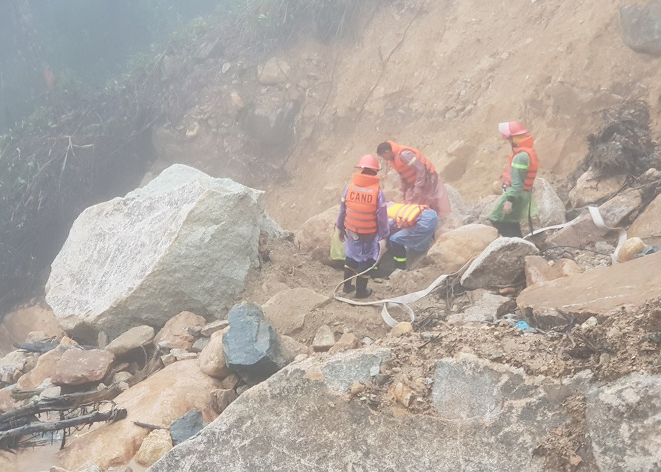 Hiện trường tìm kiếm nam thanh niên rơi xuống vực dày đặc sương mù - 6 Lực lượng chức năng nghi ngờ nam thanh niên bị mắc kẹt bên dưới đất đá