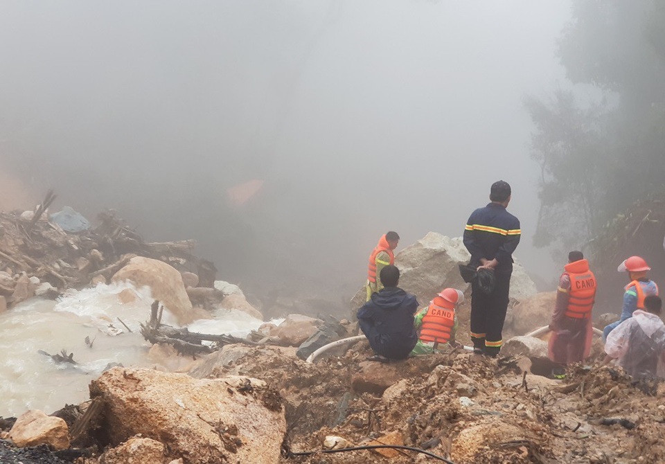Hiện trường tìm kiếm nam thanh niên rơi xuống vực dày đặc sương mù - 5 Cảnh sát đội mưa tìm kiếm nam nạn nhân từ suốt trưa 24/11 đến chiều tối 25/11 nhưng vẫn chưa thấy