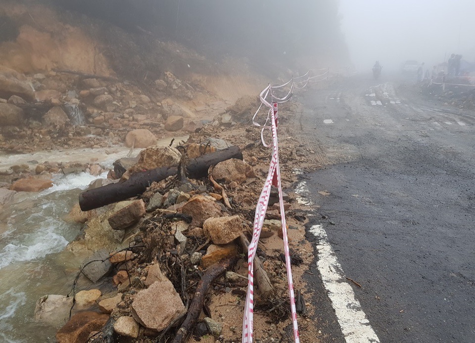 Hiện trường tìm kiếm nam thanh niên rơi xuống vực dày đặc sương mù - 4 Hôm qua, đôi nam nữ đi qua khu vực này đã bị nước lớn từ trên núi đổ xuống hất văng xuống vực sâu