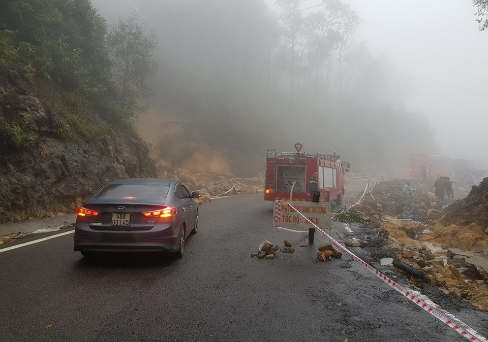 Hiện trường tìm kiếm nam thanh niên rơi xuống vực dày đặc sương mù - 9 Hiện các phương tiện vẫn lưu thông bình thường trên quốc lộ 27C - đường Nha Trang - Đà Lạt