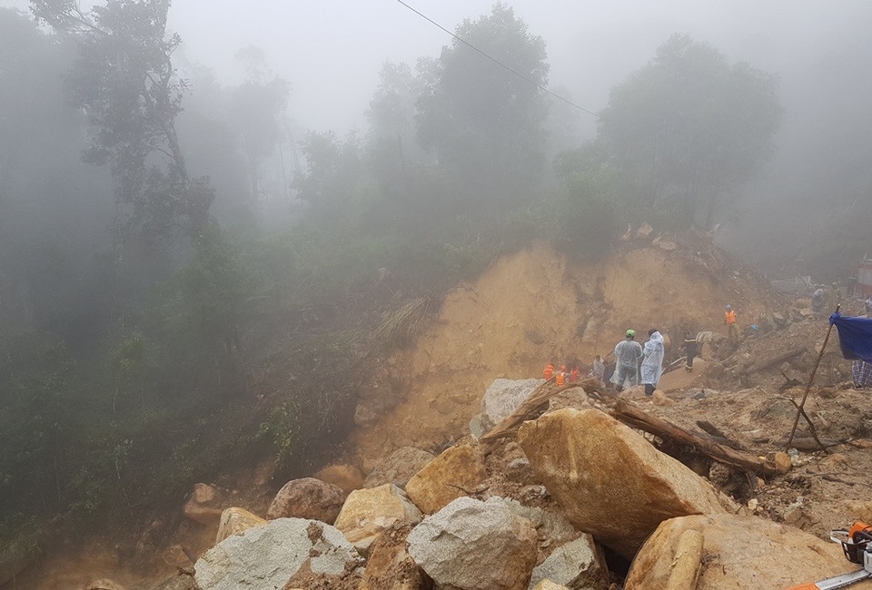 Hiện trường tìm kiếm nam thanh niên rơi xuống vực dày đặc sương mù - 8 Khu vực tìm kiếm đất đá ngổn ngang và tầm nhìn hạn chế do sương mù
