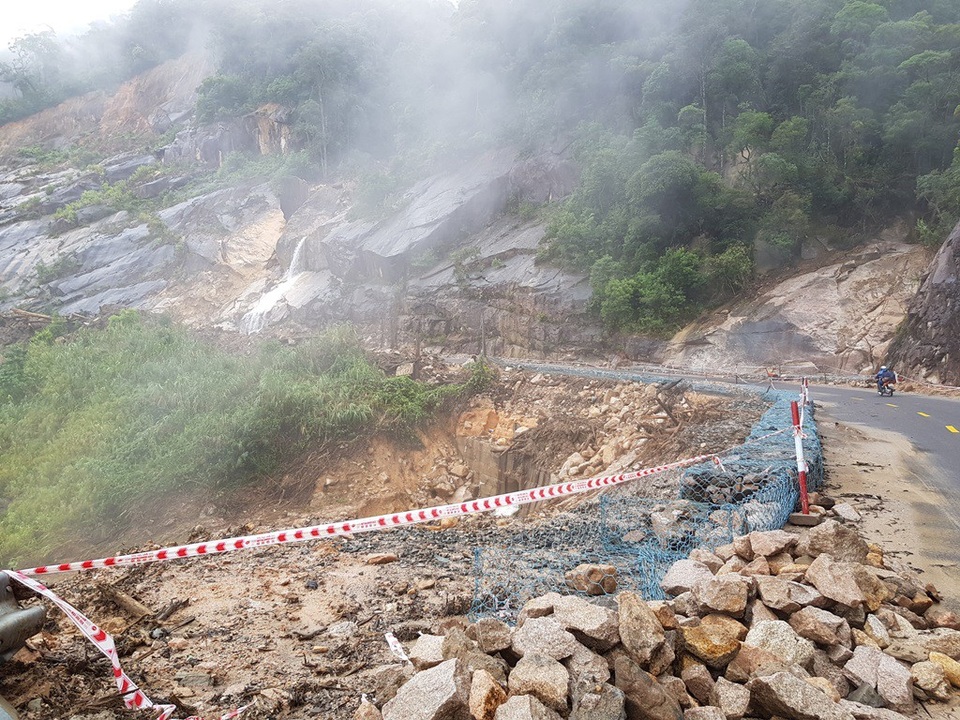 Bị 7.000 m3 đất đá chắn đường, tuyến đèo nối Nha Trang - Đà Lạt tê liệt - 2 Hiện nay, tuyến đèo Khánh Lê nối Nha Trang - Đà Lạt đang bị tê liệt do sạt lở nghiêm trọng vào sáng 2/12
