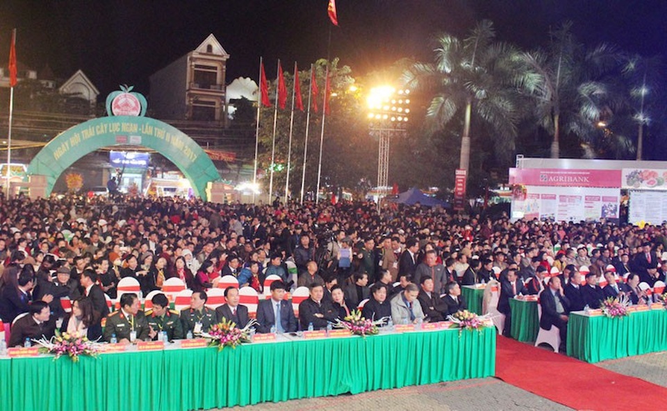 Bắc Giang: Khai mạc Ngày hội trái cây Lục Ngạn, tôn vinh nông dân, doanh nhân xuất sắc! - 4
Các đại biểu và đông đảo người dân, du khách dự lễ khai mạc Ngày hội.