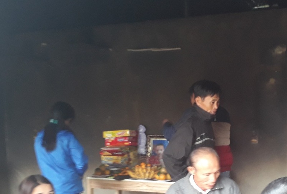 
Chính quyền địa phương, các ban ngành và người dân đến thăm hỏi, động viên và chia sẻ với nỗi đau của gia đình anh Ân
