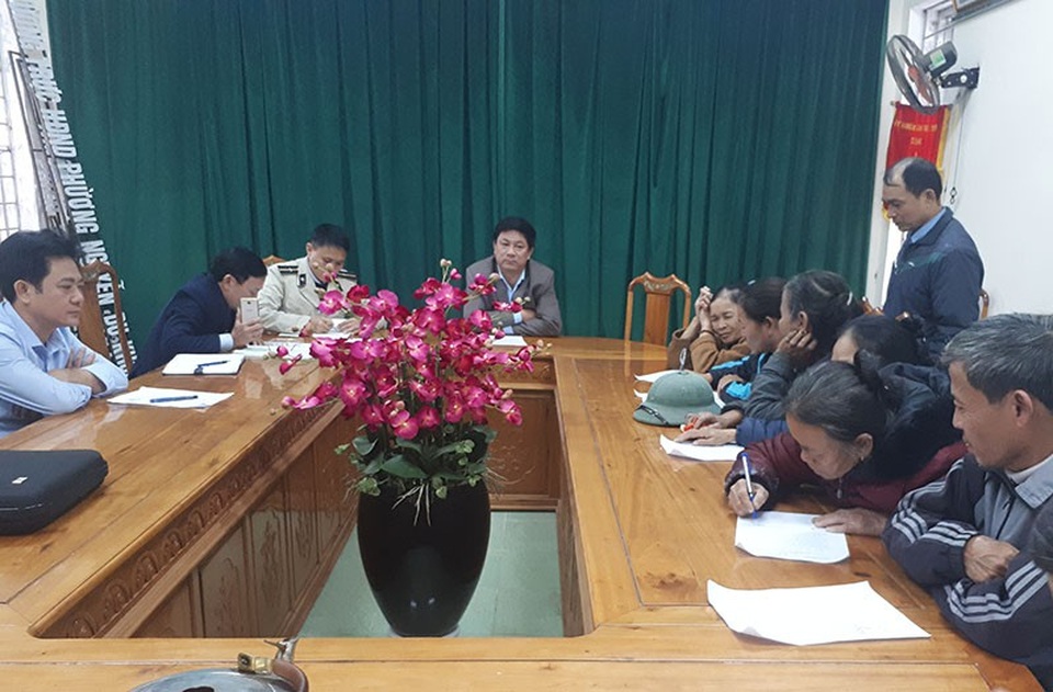 Người dân ký vào bản cam kết không thả rông trâu bò ra đường và vào thành phố tại buổi làm việc.