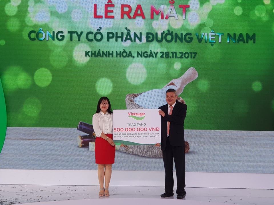 Sở GD-ĐT Khánh Hòa tiếp nhận 500 triệu đồng sửa chữa trường học do bão - 1 Đại diện Sở GD-ĐT Khánh Hòa tiếp nhận 500 triệu đồng sửa chữa trường học do bão, sáng 28/11