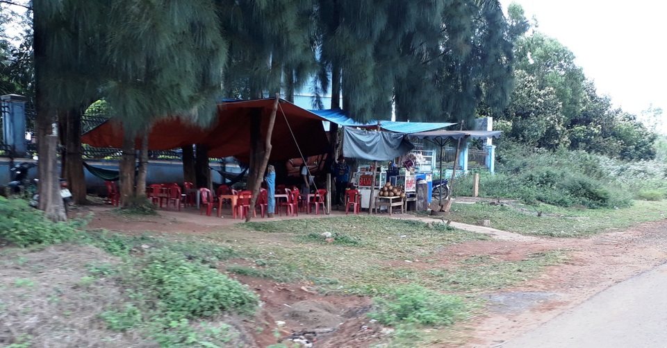 Một học sinh nguy kịch nghi do bị bắn - 1 Quán nước nơi em Long nghi bị bắn