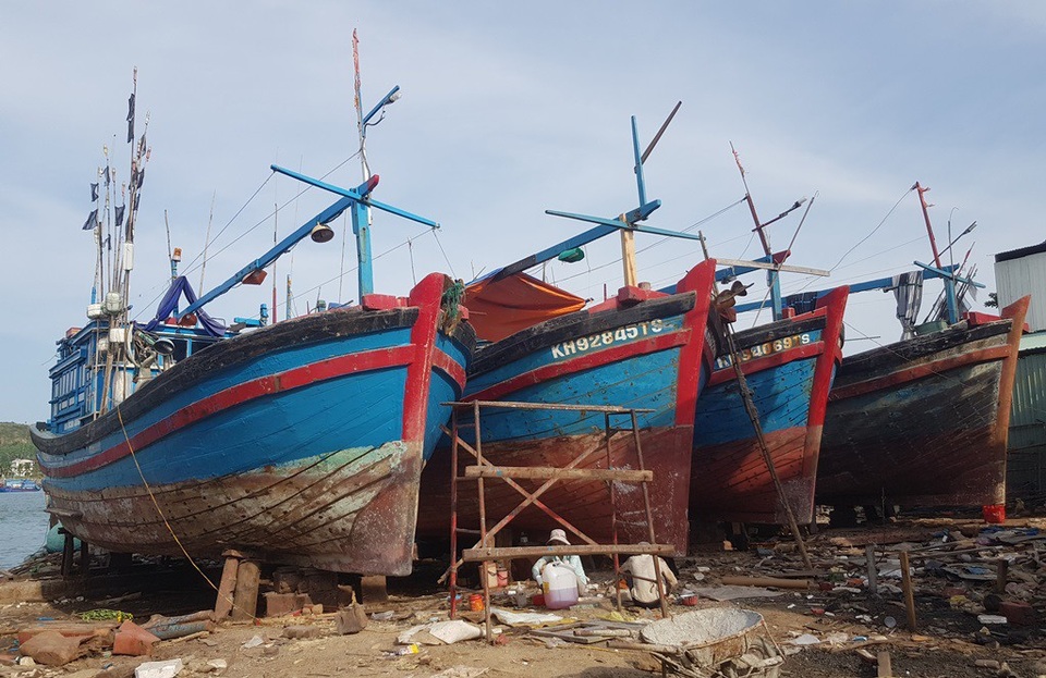 Hàng loạt tàu cá nhộn nhịp “tân trang” cho mùa đánh bắt mới - 1