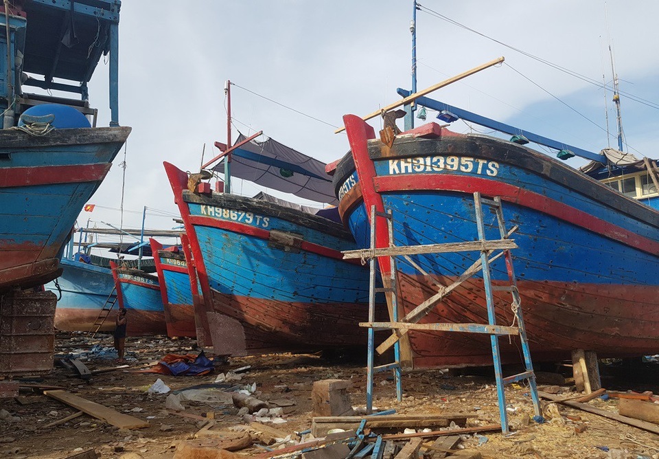 Hàng loạt tàu cá nhộn nhịp “tân trang” cho mùa đánh bắt mới - 6
