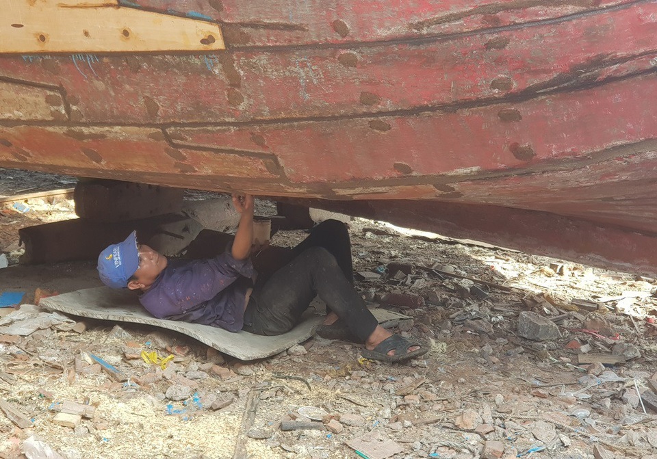 Hàng loạt tàu cá nhộn nhịp “tân trang” cho mùa đánh bắt mới - 7