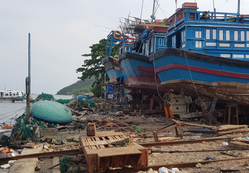 Tàu cá ở Nha Trang (Khánh Hòa) nhộn nhịp sửa chữa, tân trang cho một mùa đánh bắt mới